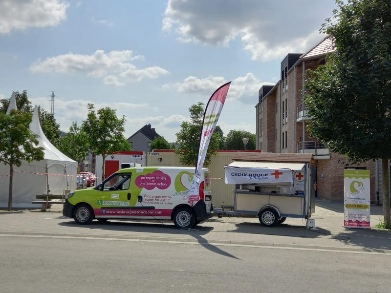 Foodtruck deelt gratis maaltijden uit aan slachtoffers